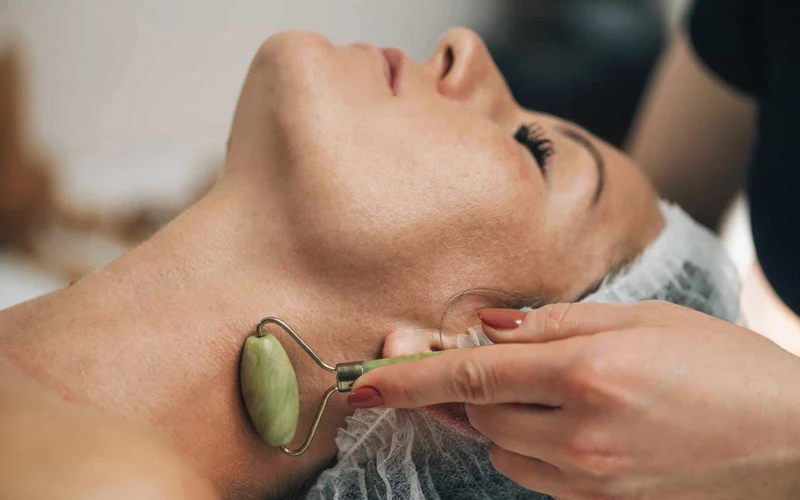how to jade roll face and neck