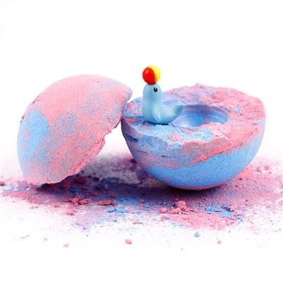 बच्चे के लिए खिलौने के साथ स्नान बम