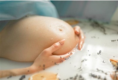 क्या आप गर्भावस्था के दौरान स्नान नमक का उपयोग कर सकती हैं?