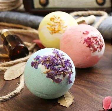 फूलों की पंखुड़ियों के साथ स्नान बम